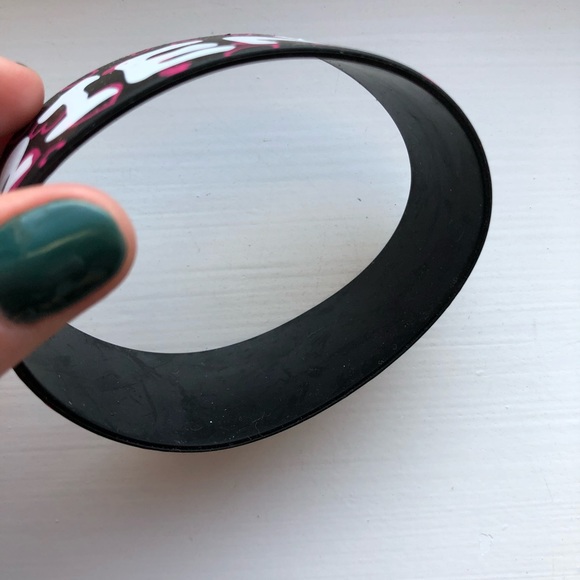 Black rubber & pink heart Friends bracelet - Picture 3 of 6